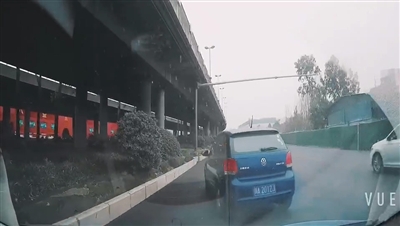 蓝色Polo车在路上“蛇形”别车 (视频截图)