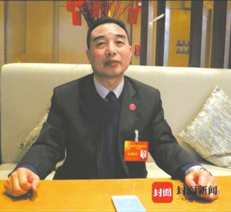 成都市政协委员杨小卜。