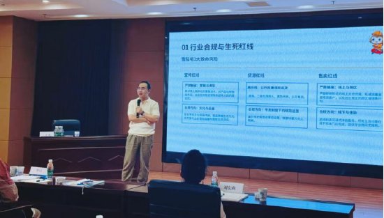 图说：担任中轻检古巴雪茄鉴评师培训讲师