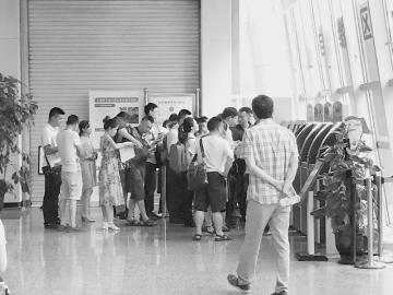 成都楼市限购政策升级之后，二手房交易现场的人气明显减少。图为消费者在成都市人民政府政务服务中心房产分中心现场查询相关信息。