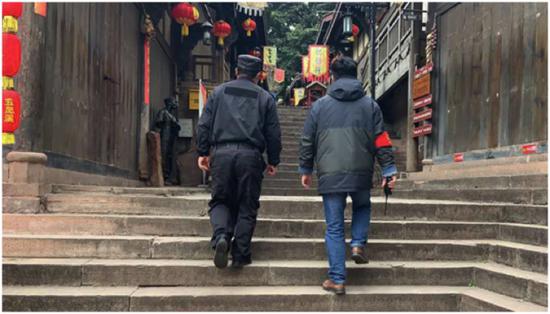 （李剑云进行地毯式巡逻）