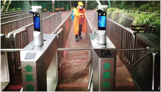 （刘元吉背着40公斤的消毒喷壶对平乐古镇进行消毒）