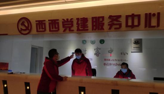 （高勇前往西岭雪山游客中心仔细检测在岗同事体温）