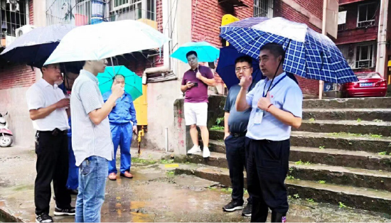 刘进平(右起第一人)