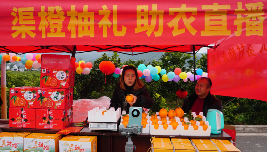 当地直播达人参加专场直播。