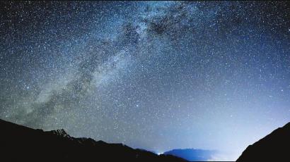 4：00　静谧星空下，在甘孜州的高海拔宇宙射线观测站，科学家正在追寻高能宇宙线起源。