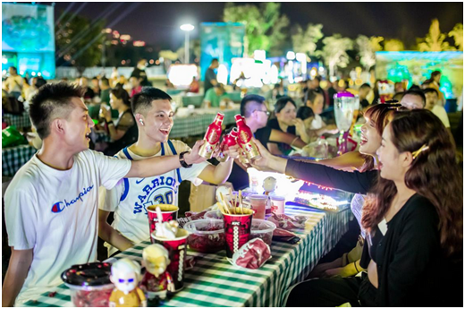 市民在啤酒节上尽情享用肯德基宵夜美食