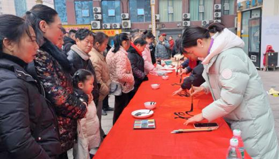 达川区翠屏街道新桥社区：墨香传福暖民心 文明迎春聚邻里