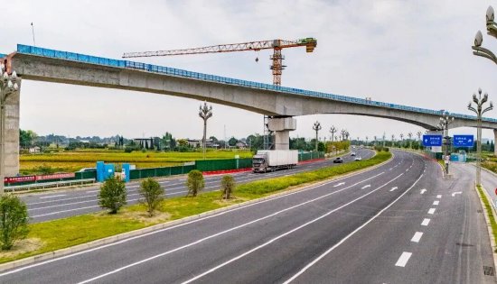 成德线高架段跨天府大道连续梁桥施工退围后