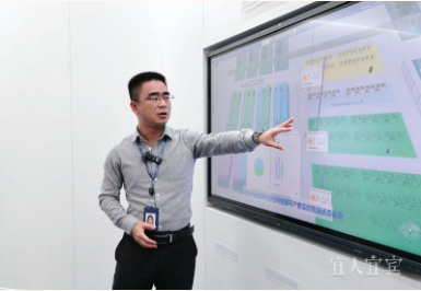高飞向记者介绍达索系统的数字化工厂规划及仿真 罗友莉 摄