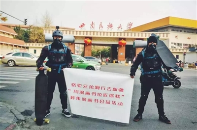 多斯和海拉提出发前在学校门口合影 图由受访者提供