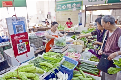 付桂琼正在熟练地为顾客装菜