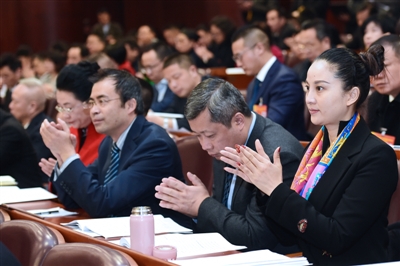 22日,市十七届人大二次会议开幕,图为代表在热烈鼓掌 摄影 张士博