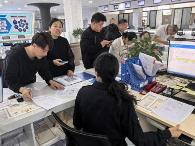 群众在窗口咨询业务办理相关事宜