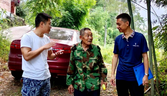 劉臣和同事一起收集村民意見(受訪者供圖)