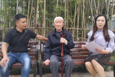 宝兴县教育局的工作人员到福利院看望照顾张文彬老人