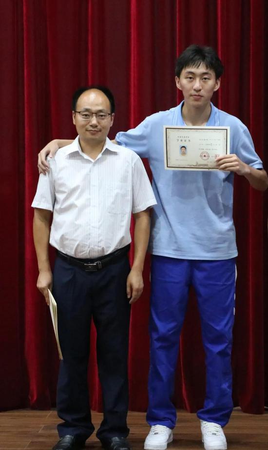 2020年,石室天府学子杨恒博被同济大学工科试验班(建筑规划景观与设计类)专业录取。
