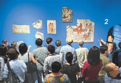 观众欣赏新疆克孜尔石窟壁画复原展品。 　　新华社记者 李 贺摄