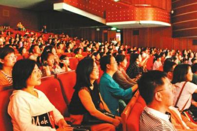 观众聚精会神地观看《苏东坡》演出。
