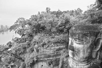 国庆期间,乐山大佛景区人潮涌动。 封面新闻记者李昕峰摄