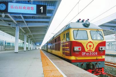 11月28日,综合检测列车停靠在位于乐山市的成贵铁路乐山站内。 新华社发(吴正琪 摄)