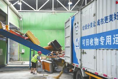 龙泉驿大件垃圾处理中心内,工作人员正在处置大件垃圾。 四川日报全媒体记者 杨树 摄