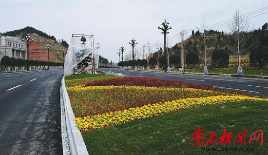 潆华大道第二阶段建设的道路雏形初现。