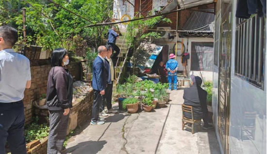 图为：翠屏街道分管领导带队现场查看房屋安全隐患