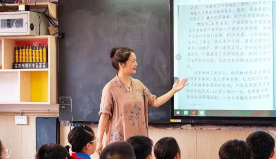 大竹一小教师讲授长征故事.大竹一小供图