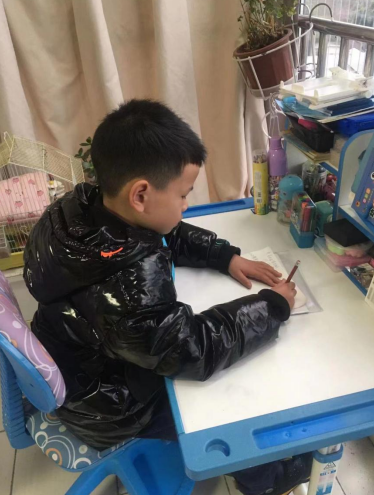 一位孩子正在写家书