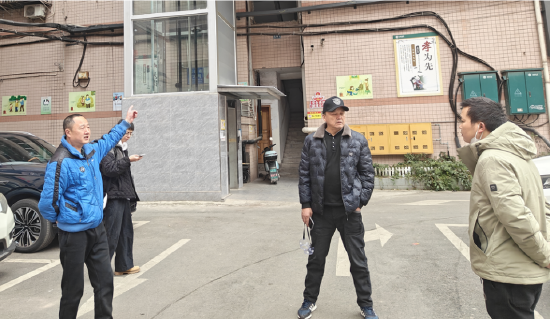 翠屏街道应急办联合社区、第三方公司查看兴盛社区烟草局家属院相关消防隐患并商议解决办法