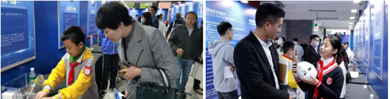▲与会教师观摩学生的专利发明模型
