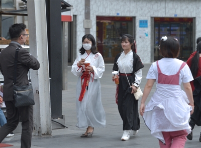 4月18日,红星路步行街上穿着汉服的男男女女