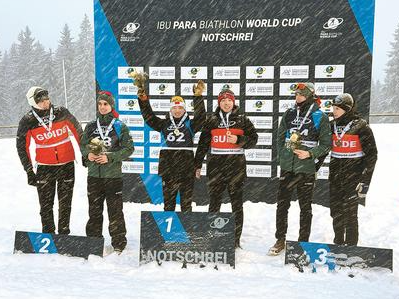 余爽（左三）和领滑员尚金财（左四）站在2026年国际雪联残奥越野滑雪世界杯德国Notschrei站最高领奖台。