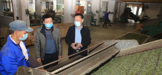 市市场监督管理局相关工作人员对茶叶企业复工复产情况进行了解