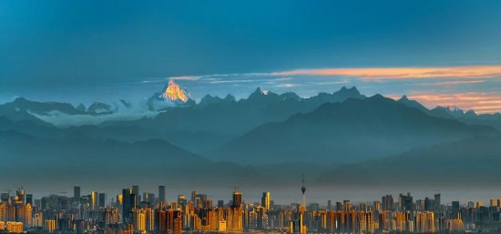 ▲雪山下的公园城市 嘉楠 摄