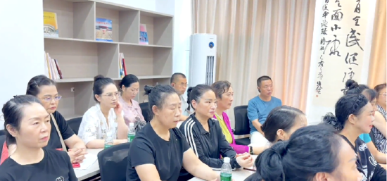 图为：培训教师