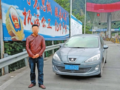 驾车逆行的余某最终被民警截停。