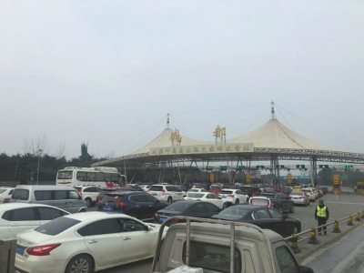 今年来,成温邛高速公路文家场收费站前常出现大排长龙的场面。