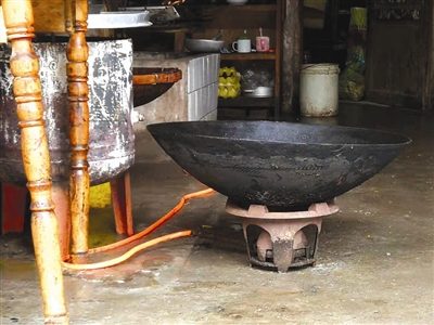 安岳县鸳大镇场镇一住户铺面内,乱接的天然气管