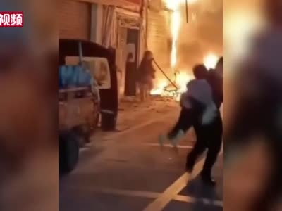 最美的逆行！四川一民警火场救出2名小孩后逆行再入火场