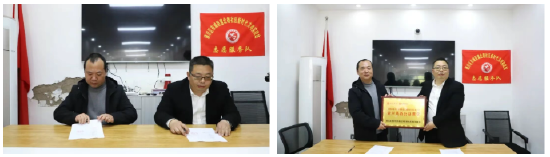 双方代表签订《校社共建结对协议》，并共同为实践基地揭牌。