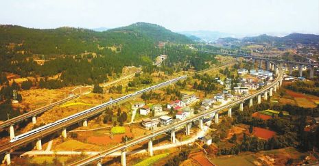 3月3日,一列飞驰的和谐号动车经过南充辖区的达成铁路与兰渝铁路互通枢纽