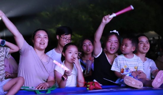 现场氛围浓厚观众跟着音乐一起挥舞着荧光棒