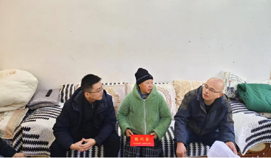 图为：翠屏街道党工委书记走访慰问辖区特殊困难家庭