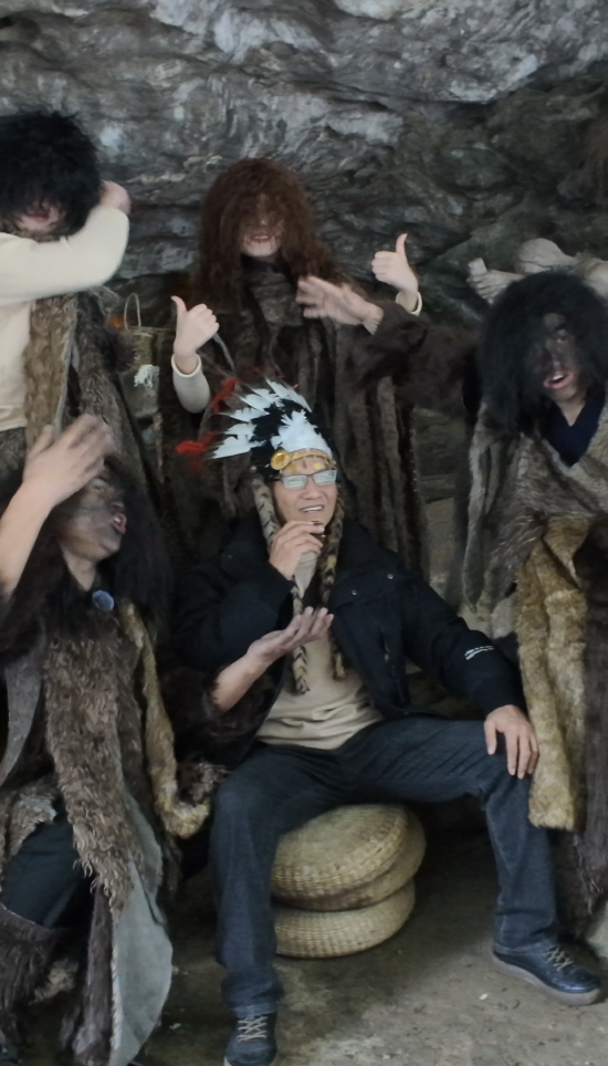 达州巴山大峡谷里“野人”NPC和游客互动。（受访者供图）