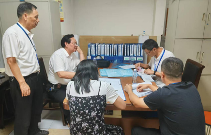 圖為:工作小組檢查新南社區南方花園共有資金使用情況
