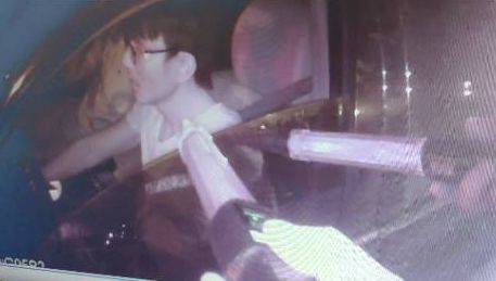 4名试图“碰瓷”的男子被民警挡获。(监控视频截图)