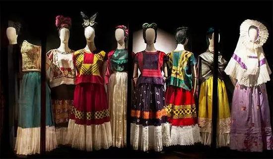 墨西哥传统民族服装 图片来源：弗里达·卡罗博物馆
