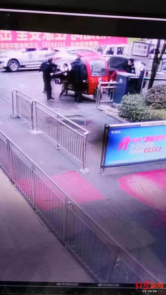↑执法人员准备扣车,视频截图。